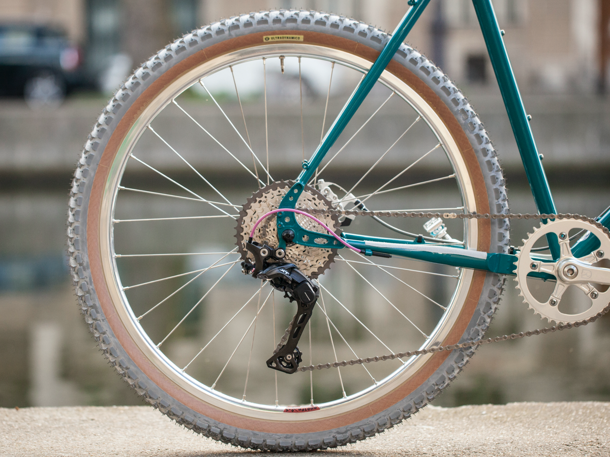 UGO'S BASSI HOG'S BACK