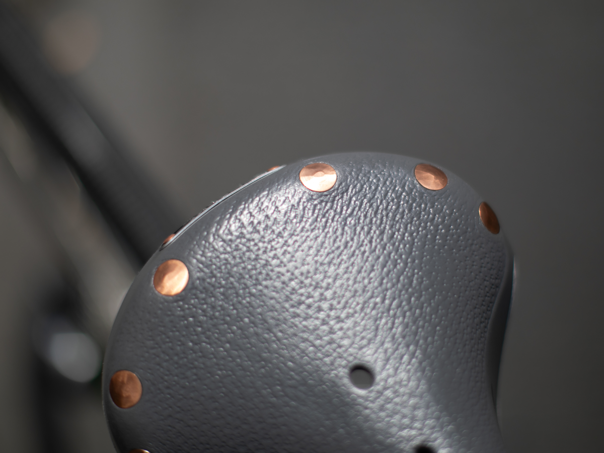 Selle Brooks x Rivendell B17 coloris gris — gros plan sur le nez montrant la texture pebble du cuir et les rivets cuivre sur le pourtour