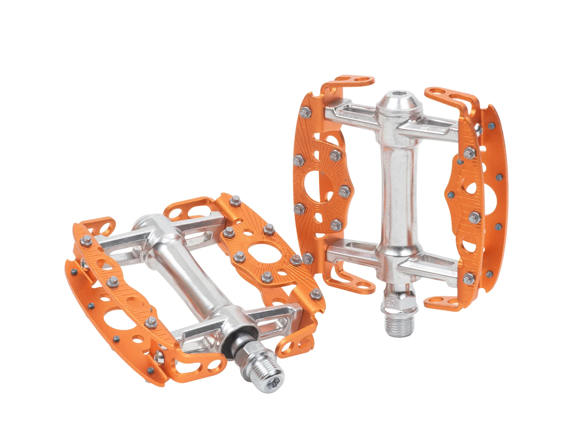 Pédales SimWorks Taquito coloris Sunrise orange — paire sur fond blanc montrant la plateforme compacte, la cage aluminium ouverte, les picots remplaçables et l'axe CrMo à roulements cônes et cuvettes